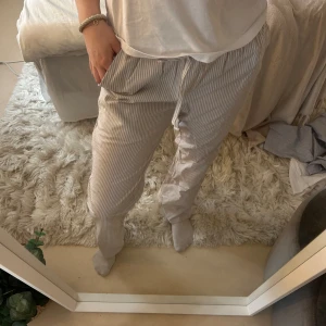 Linnebyxor  - Beiga o vita linnebyxor, funkar också som pyjamasbyxor och är väldigt fina till sommaren, aldrig använda 🌸🩷passar mig som har s