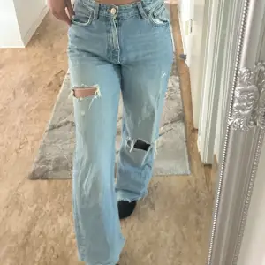 Super fina jeans från Zara, en del använt men fortfarande okej skick. Super fina vita cargo byxor från H&m. köparen står för frakt, kan även mötas upp!💕
