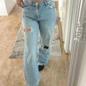 Zara jeans  - Super fina jeans från Zara, en del använt men fortfarande okej skick. Super fina vita cargo byxor från H&m. köparen står för frakt, kan även mötas upp!💕