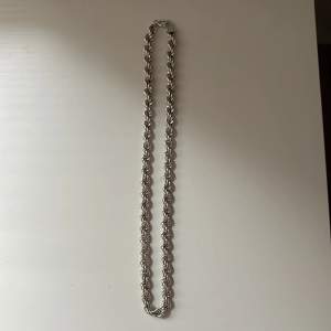 Ett helt nytt Cordel halsband som är äkta silver men väger inte mycke. köpt på silver box för 2000kr säljer pågrund av att jag vill inte ha denna model. 6,5mm 50cm. Pris går att diskutera 