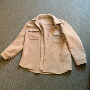 Beige vårjacka - Jättefin vårjacka i najs material. Knappt använd i perfekt skick. Skriv om fler bilder eller frågor❤️ 