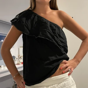 off shoulder tröja - super fin off shoulder tröja! tröjan är i storleken L men är liten så mer lik en S eller M🤗🤗