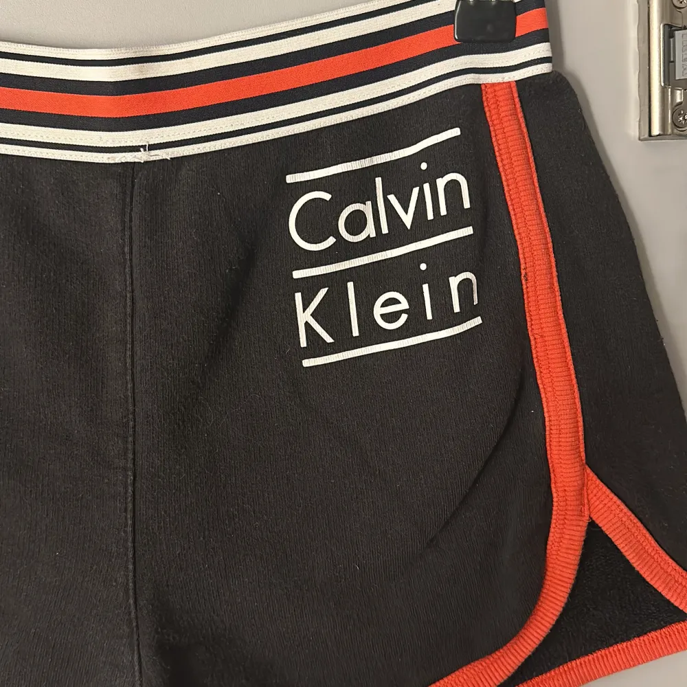 Ett par shorts från Calvin Klein som är svarta med röda och vita detaljer🩷Nästan aldrig använda . Shorts.