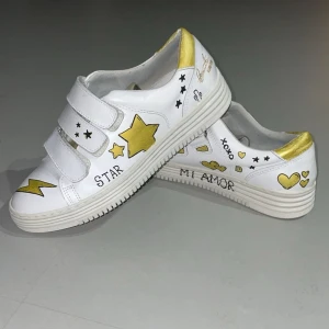 Coola designade skor  - Skor som jag själv designat. Storlek 37. Vet inte hur bra dom tål vatten men till sommaren är dom perfekt!! 