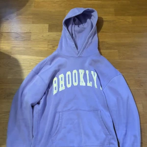 Lila Hoodie - Köpte i USA, använder aldrig längre