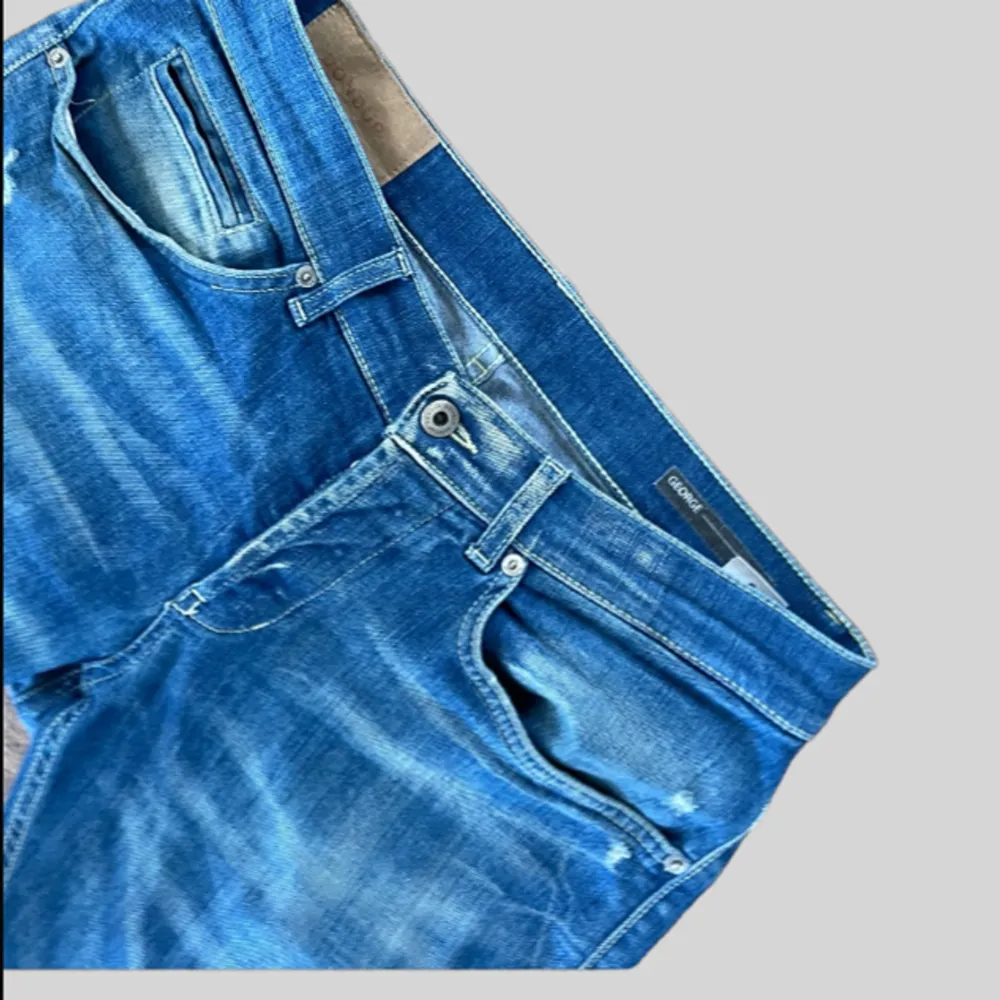 Säljer dessa riktigt snygga dondup George jeansen för dig som söker ett par feta unika jeans. Vid frågor och funderingar skriv gärna!  Skräddar förstärkta. . Jeans & Byxor.