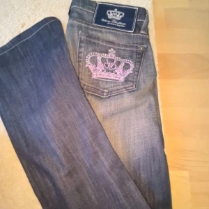 Rare Victoria beckham jeans🦋🩷💜 - Säljer dessa skitsnygga lowwaist, bootcut Victoria Beckham jeans🩷 med rare lila/rosa kronor💜 inga defekter, använda fåtal gånger köpta här på plick🩷 midja: 36cm, innerben: 79cm, rise(sista bilden) 19cm! Tryck på köp nu, eller fråga om bilder, mått👑🩷