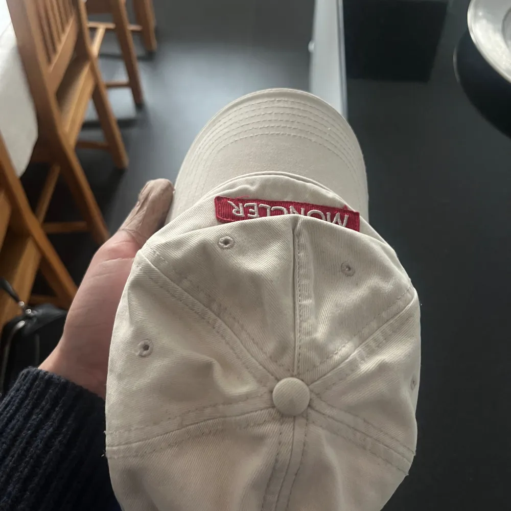 Moncler keps Bra skick, inköpt år 2018 för 120 euro. Accessoarer.