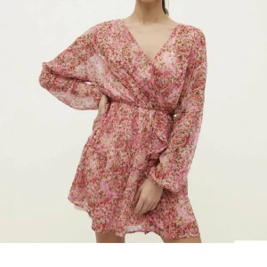 Klänning  - Säljer den här fina klänningen pågrund av att den inte kommer tlll användning nå mer, endast använd en gång💞klänningen är från märket stradivarius men köpt på Zalando, den säljs inte längre