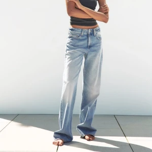 Sjukt snygga jeans från Zara - Säljer mina super snygga jeans från zara, perfekta med sneakers eller klackar till sommaren! Använda 1 gång Pris kan diskuteras vid snabb affär🩷