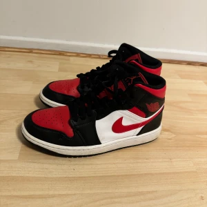 Jordan 1 - Säljer de eftersom de inte har kommit mycket i användning. Knappt använda, jätte bra skick.