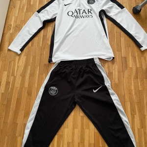 Psg tracksuit - En mycket fin pdg tracksuit i mycket bra skick, användes bara ett fåtal gånger