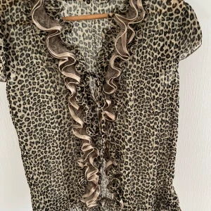 Leopard topp  - Säljer denna super fina leopard topp, köpt på sellpy så vet inte vilket märke💞