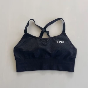 Sport- bh Icaniwill  - Svart sportbh från Iciw. Använd men i gott skick! Väldigt bra support! (Har även matchande tights till om det skulle va intressant) 🥰