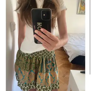 jättefin kjol från en marknad i london förra sommaren!💕💕aldrig använd, då jag haft andra jag hellre använt, så helt i nyskick❤️stretchig så passar många!