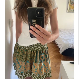 kjol - jättefin kjol från en marknad i london förra sommaren!💕💕aldrig använd, då jag haft andra jag hellre använt, så helt i nyskick❤️stretchig så passar många!