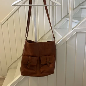 Väska - Lite större modell. Aldrig använd.