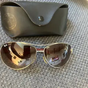 Solglasögon från Ray-Ban köpta för längesen inga tecken på skador förutom några få inte så synliga repor på glaset 