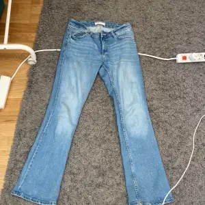 säljer nu dessa low waist bootcut jeansen från Bershka. Säljer eftersom dem inte passar mig, använda fåtal gånger💕💕skriv på dm för fler bilder/frågor