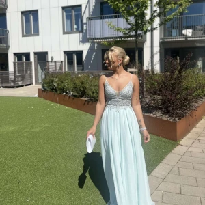 Mascara klänning - Använd en gång på min bal Strl 34 och den är i en bra längd som ni ser, jag är 164.  Öppen i ryggen