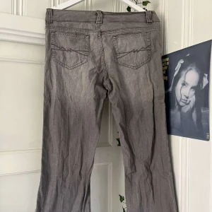 Gråa bootcut jeans - Trendiga bootcut/utsvängda lite mörkare gråa jeans med broderade fickor, i storlek M❤ knappt använda 💕 Mått: Midja-44 cm  höfter: 50 cm Total längd- 106 cm