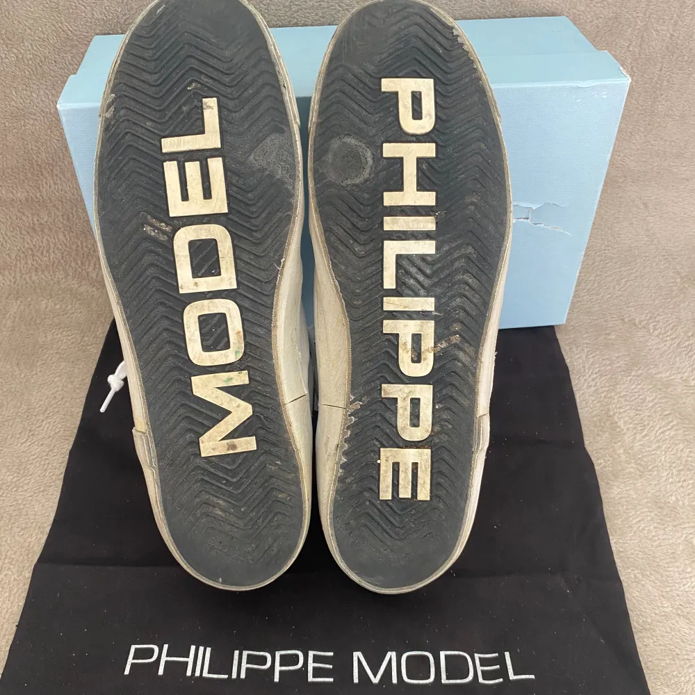 Philipe Model skor | Storleken är 45 | Skorna är i befintligt skick | OGs är först till kvarn | Hör av er vid frågor eller mer bilder!. Skor.