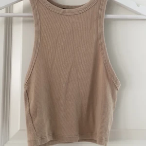 Beige topp Zara - Topp från Zara i strl S. Skulle säga att den passar en XS-S. Använd några gånger men ser ut som ny, den är inte struken på bilden😅Skriv vid frågor/fler bilder. Pris kan diskuteras❤️