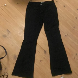 Oanvända lmtd jeans - Helt nya jeans från lmtd! Något korta och stora i midjan på mig därför jag säljer!❤️ skulle säga att dem passar nån som är runt 160 och har storlek S/M