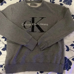 Calvin Klein - Säljer nu min Calvin Klein monogram då jag inte har någon användning för den och letar nytt. Ny pris cirka 800kr. 