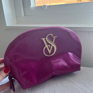 Victoria Secret necessär  - En lila Victoria Secret necessär, använd fåtal gånger 😍  Inga fläckar eller märken!  Självklart äkta! 
