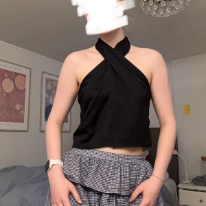 Svart topp BIKBOK - Superfin sommartopp som tyvärr är lite för pösig på mig numera! Mycket bra skick & köpt från BikBok 2022!⭐️💞