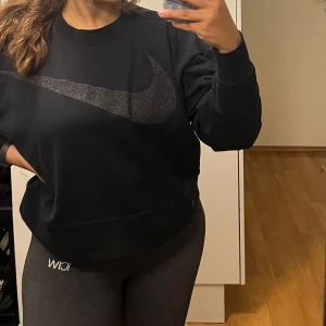 Nike tröja  - Väldigt fin nike tröja som är använd en gång bara Storlek L men passar även en M 