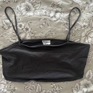 Topp - Mörkgrå topp från HM i storlek L  