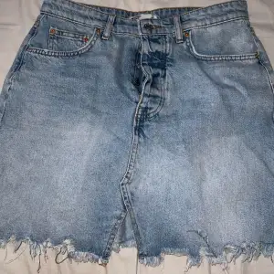 Jeans kjol från Gina tricot i storlek 38. Superfin kjol som jag tyvärr vuxit ur. 100kr + frakt.