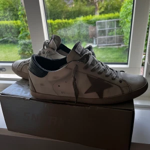 Golden Goose - Ett par unika Golden Goose skor. Skicket är bra, finnas endast en defekt. Kom privat för bilder. Priset är inte fast. Självklart äkta! Allt og följer med. Vi hörs! Mvh SecondTreasures 🤝🏼