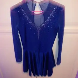 En jättefin marinblå konståknings klänning! Säljer pgv för liten och tajt på mig! 