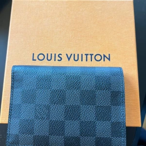 Louis Vuitton plånbok - Lv plånbok, Plånboken är i stort sett oanvänd , skick 9/10.  Pris kan diskuteras vid snabb affär Nypris ca 5000kr Mitt pris 1799!