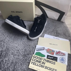 Axel arigato - Hej säljer snyga fräscha Axel arigato med zip skor jag har använt dom i 2 månader men är fortfarande i takt men sulan i vänstra skorn är trasig men funkar fortfarande har kvitto 