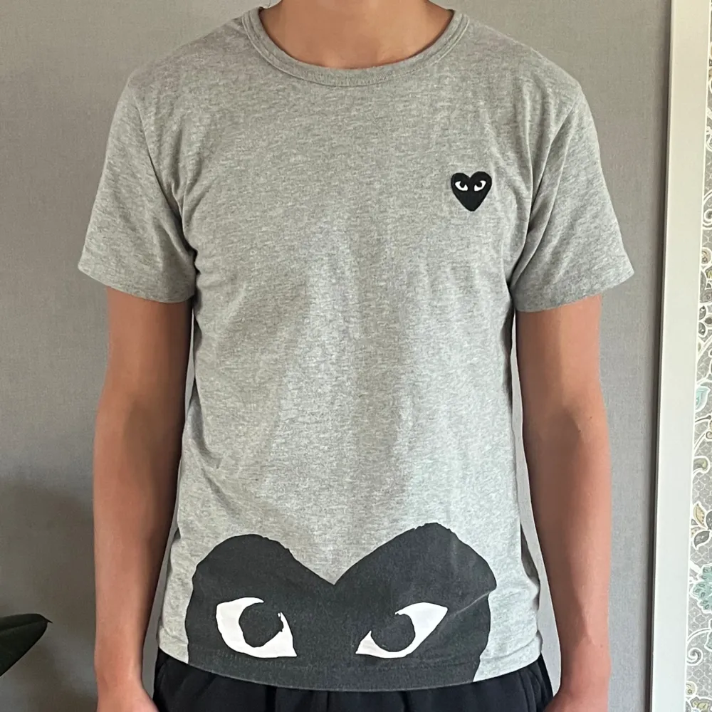 Säljer nu denna störtsköna unika CDG PLAY t-shirten! Tröjan är i bra skick och sitter som en M. Jag är 188cm. Hör av er för fler bilder eller någon fundering!. T-shirts.