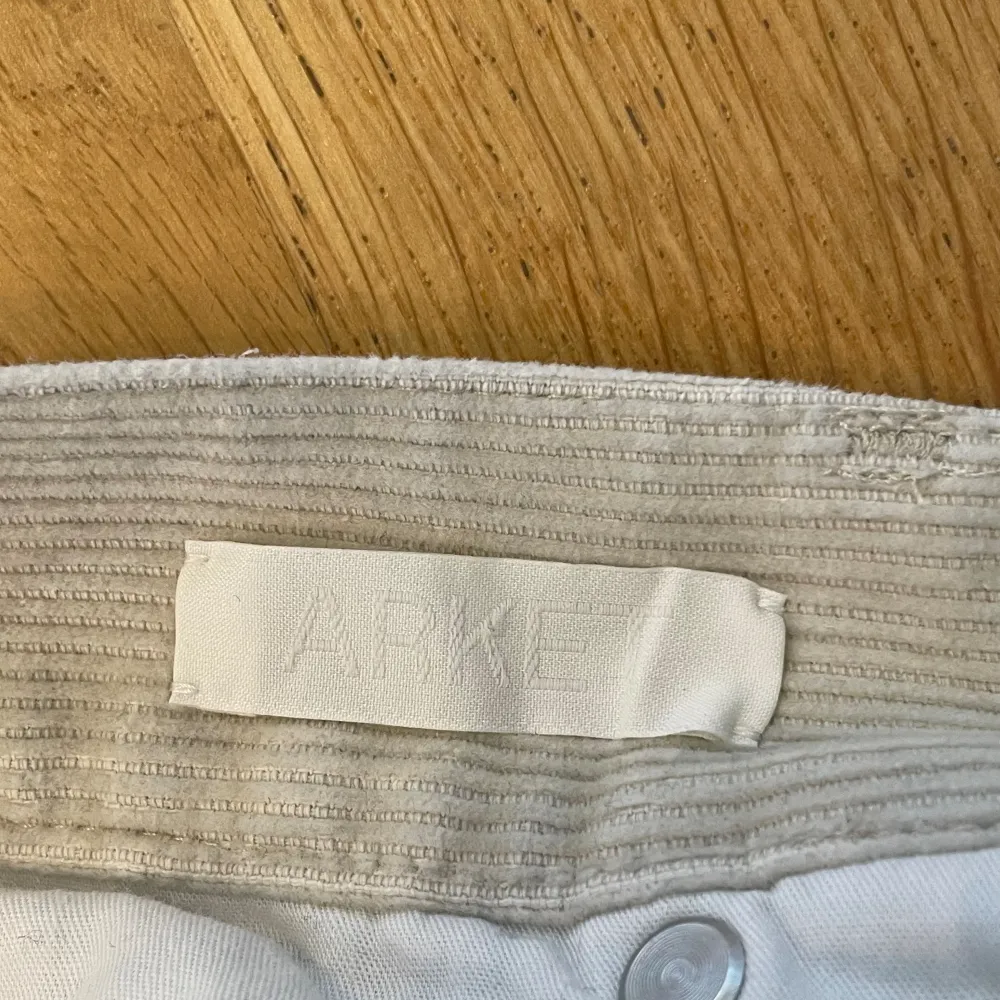 Vita manchesterbyxor från Arket, gott skick. Storlek: EU 50. Jeans & Byxor.