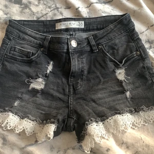 Jeans shorts  - Fina jeans shorts. Använda men inget märkvärdigt.
