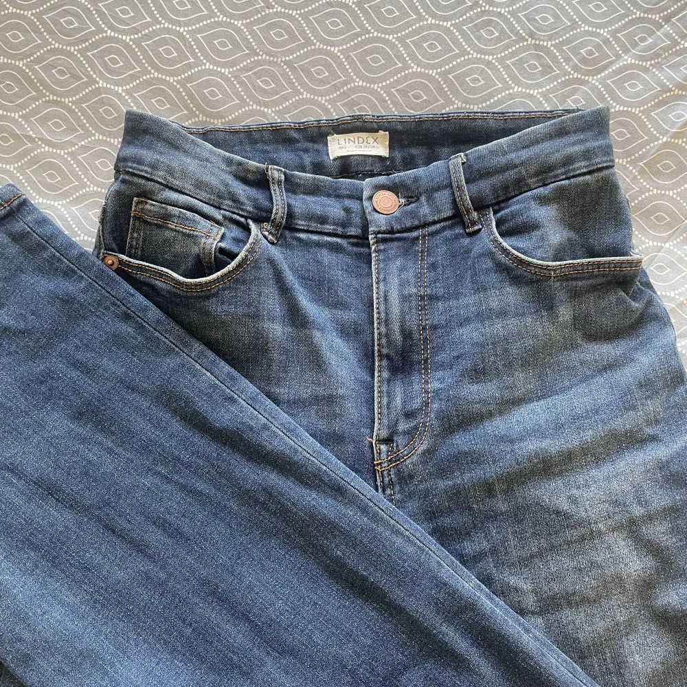 Säljer mina jeans från lindex i modellen Mira. De är använda några gånger men är i hyfsat nyskick☺️. Jeans & Byxor.