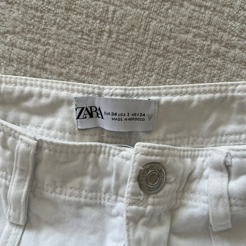 Super snygga vit beiga cargos från zara.. Jeans & Byxor.