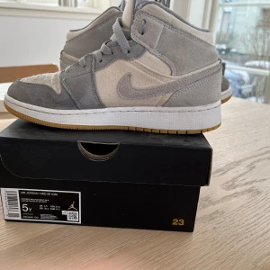 Air Jordan - Air Jordan mid coconut milk Storlek37,5 Färg beige och grå Mycket bra skick