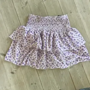 Super söt volang kjol!!!🥰🙏🏻använd gärna köp nu och hör av er för fler bilder😍