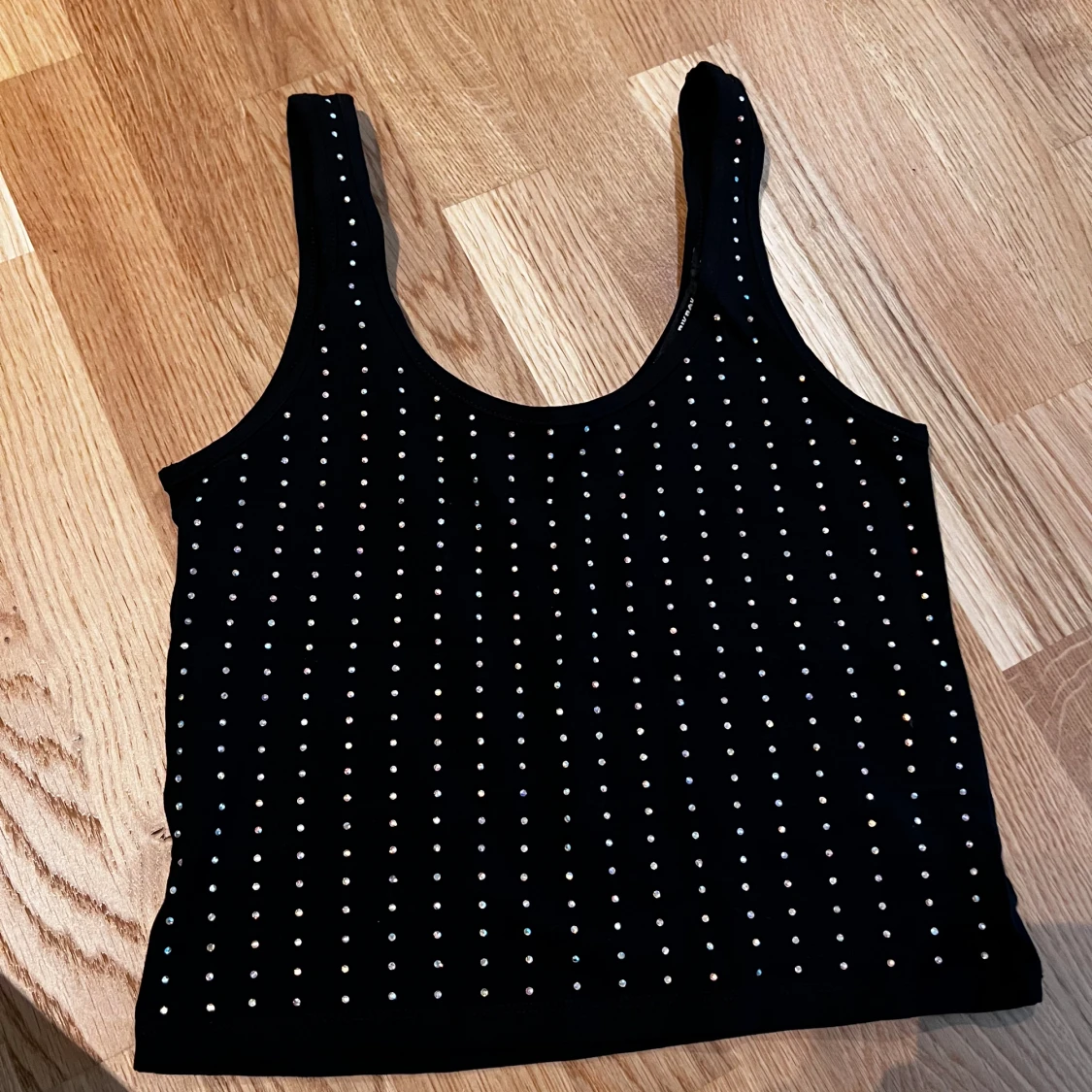 croptop med strasspärlor