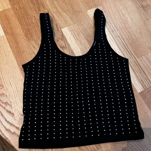 croptop med strasspärlor - croptop från bikbok i storlek S. använt men fint skick