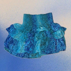 Blå unik vintage kort kjol - Kjol med fina mönster! unik. Köptes i spanien för ett år sedan, använd få gånger.