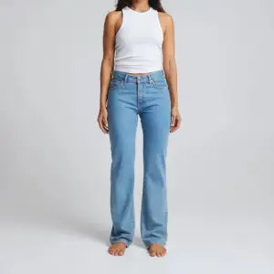 De perfekta blå midwaist jeansen från bikbok storlek 29/32, passar perfekt på mig som brukar ha 36/38 i jeans. Använda Max 3 gånger och säljs då jag har ett par nästan likadana. Skriv för fler bilder/frågor🫶🏼 nypris 699