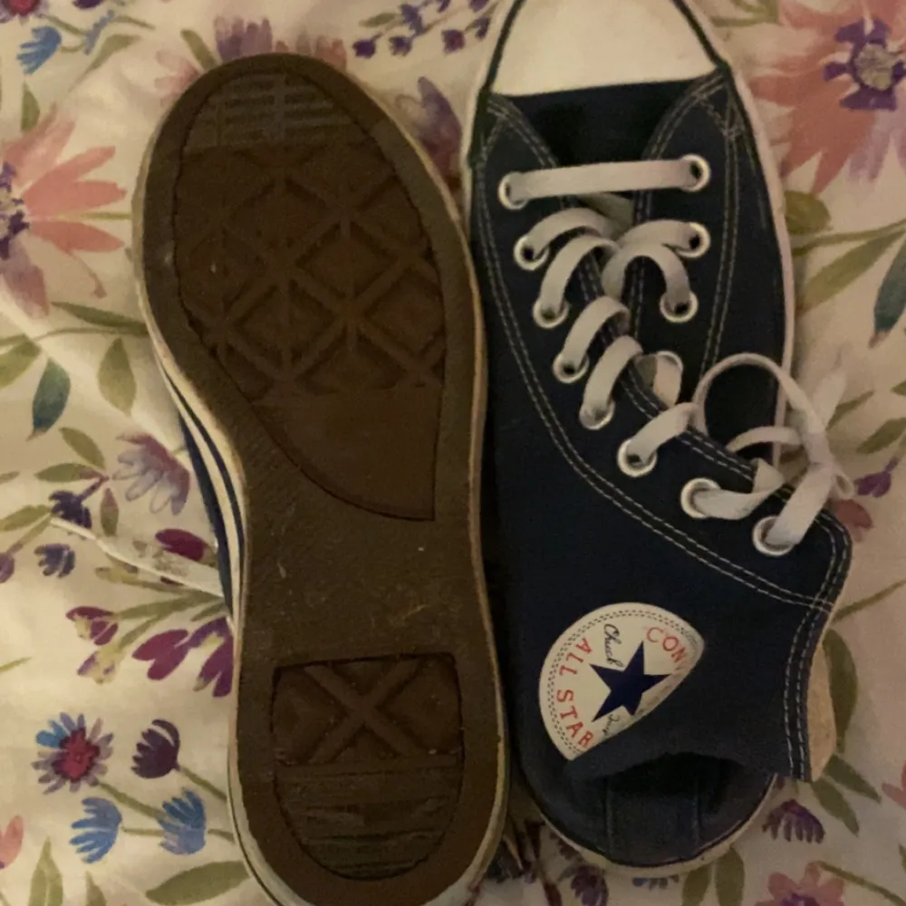 Säljer nu mina blåa Converse skor då jag endast använt de 3 gånger som tyder på att de nog inte behövs hemma hos mig! Hör av dig vid frågor💕. Skor.